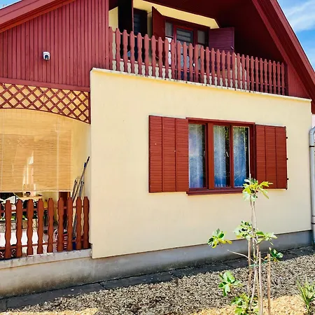 Tiszaparti Vendeghaz Case de vacanță